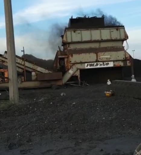 Camión con tanques de almacenamiento en báscula