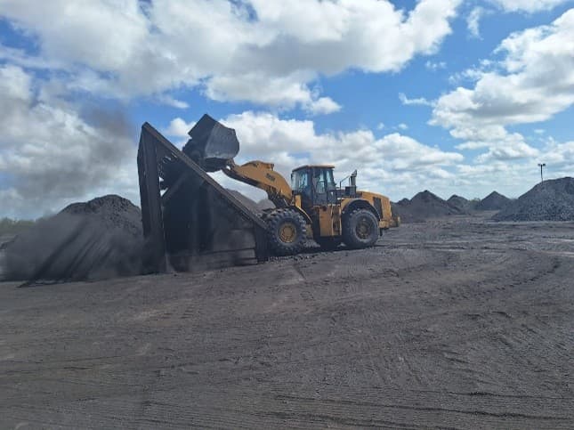 Camión con tanques de almacenamiento en báscula