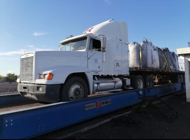Camión con tanques de almacenamiento en báscula