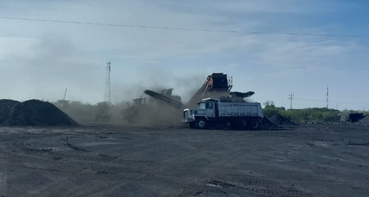 Camión con tanques de almacenamiento en báscula